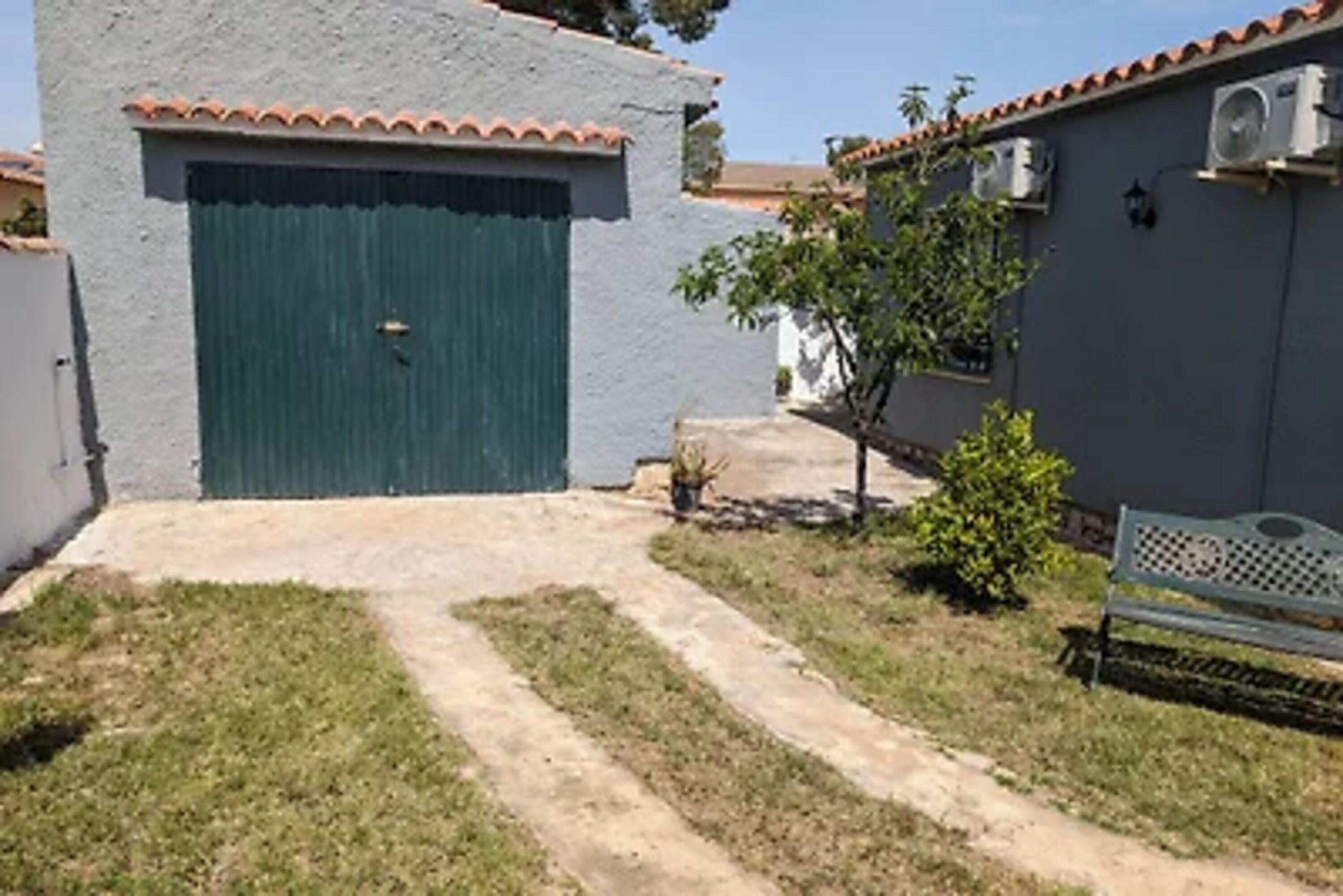 Hof mit Garage