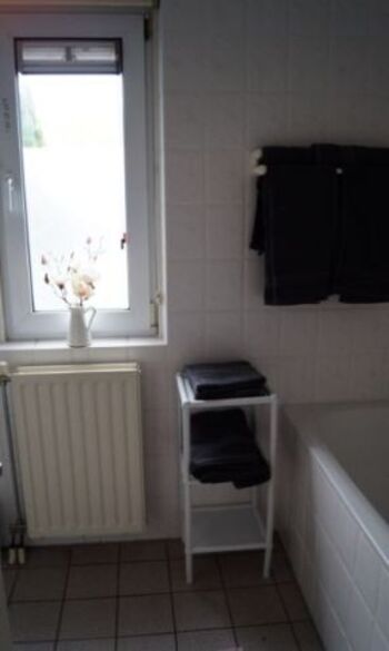 Badezimmer mit Wanne, ebenerdiger Dusche 