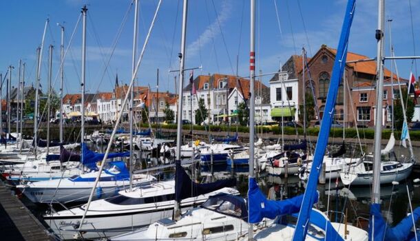 das kleine Hafenbecken in Brouwershaven. Hier finden sich einige kleine Lokale und Restaurants und ein hervorragender Fischhändler