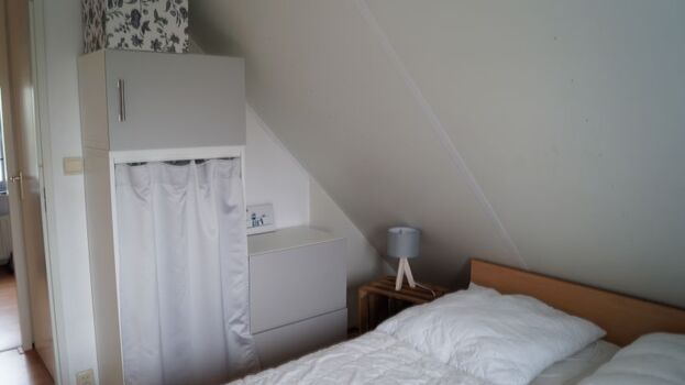 Einweiteres Schlafzimmer mit einem 1,60-2m Bett. Letzte renovierung in 2018