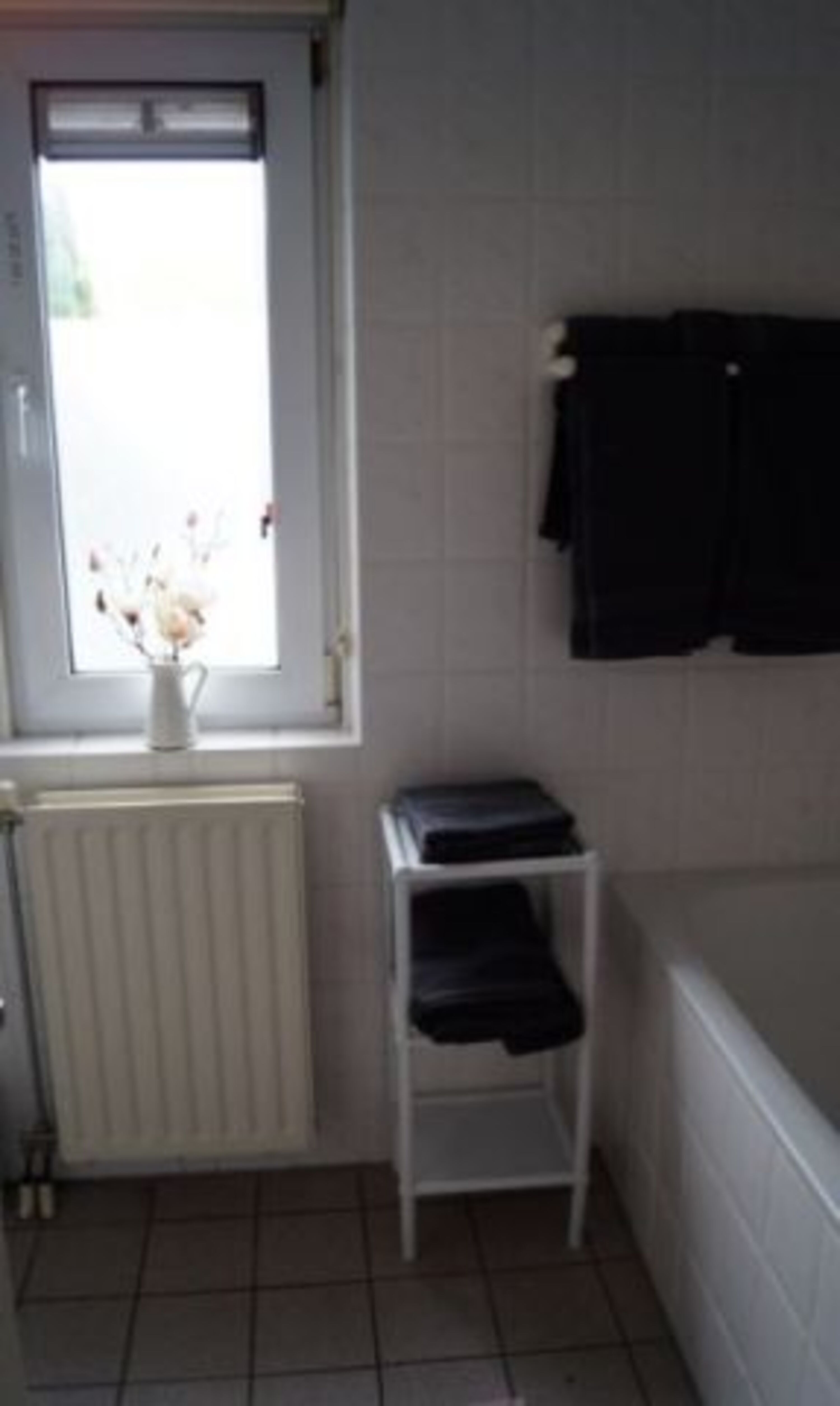 Badezimmer mit Wanne, ebenerdiger Dusche 