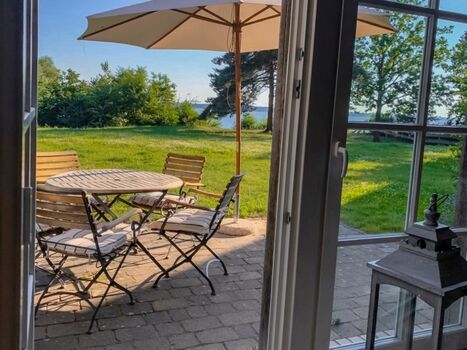 Haus Lachs - Terrasse / Blick in den Garten und auf den Peenestrom