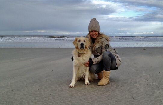 Mit Fellnase am Strand
