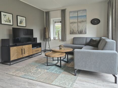 Modernes Wohnzimmer mit Ultra HD 4K Smart TV und Soundsystem