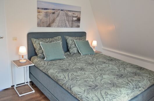 Schlafzimmer 1 mit Luxus-Boxspringbett und elektr. Rolladen