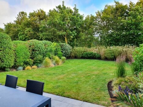 Blick in den schönen, komplett eingezäunten Garten