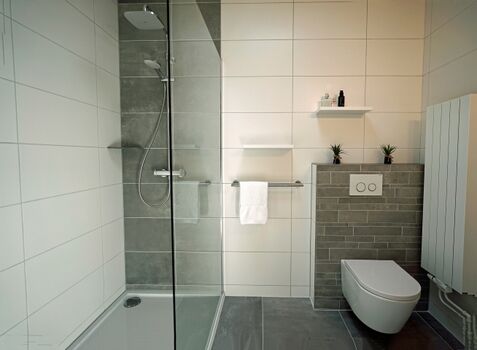 Neues Bad mit Regendusche