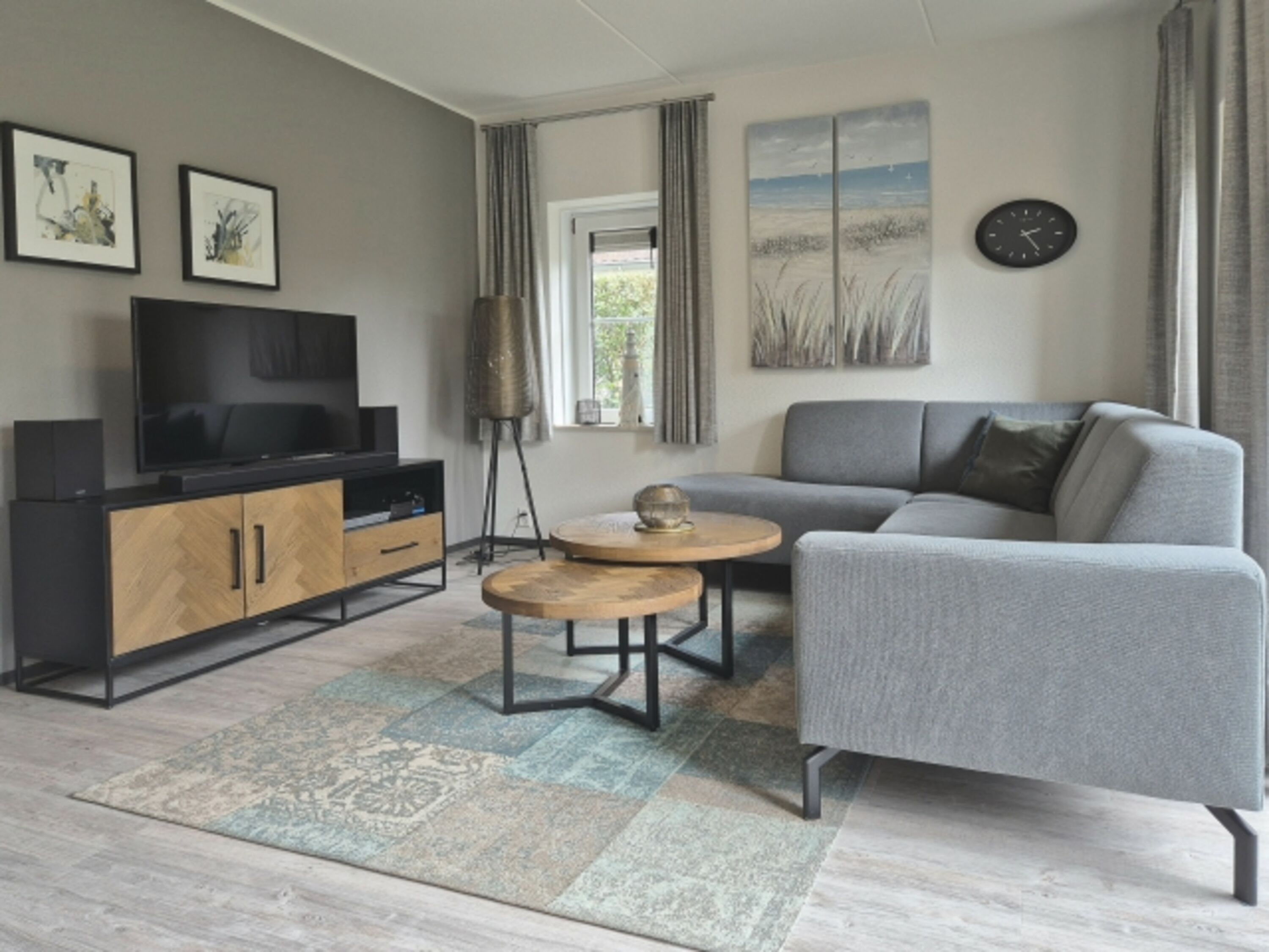 Modernes Wohnzimmer mit Ultra HD 4K Smart TV und Soundsystem