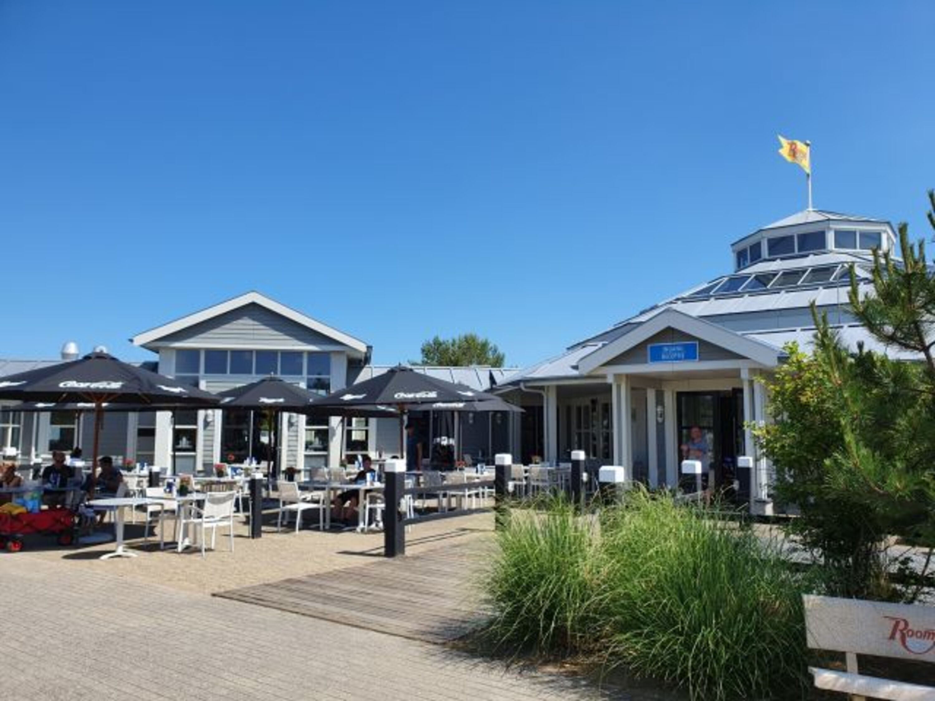 Parkzentrum mit sonniger Außenterrasse - Cafe und Restaurant