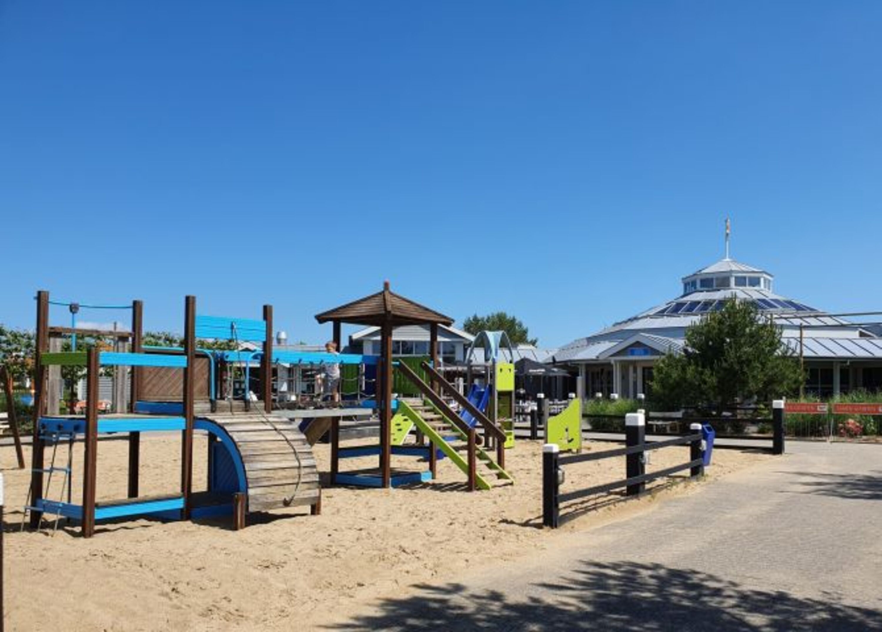 Während die Kinder spielen entspannen Sie auf der Terrasse des Restaurants - relaxen und genießen
