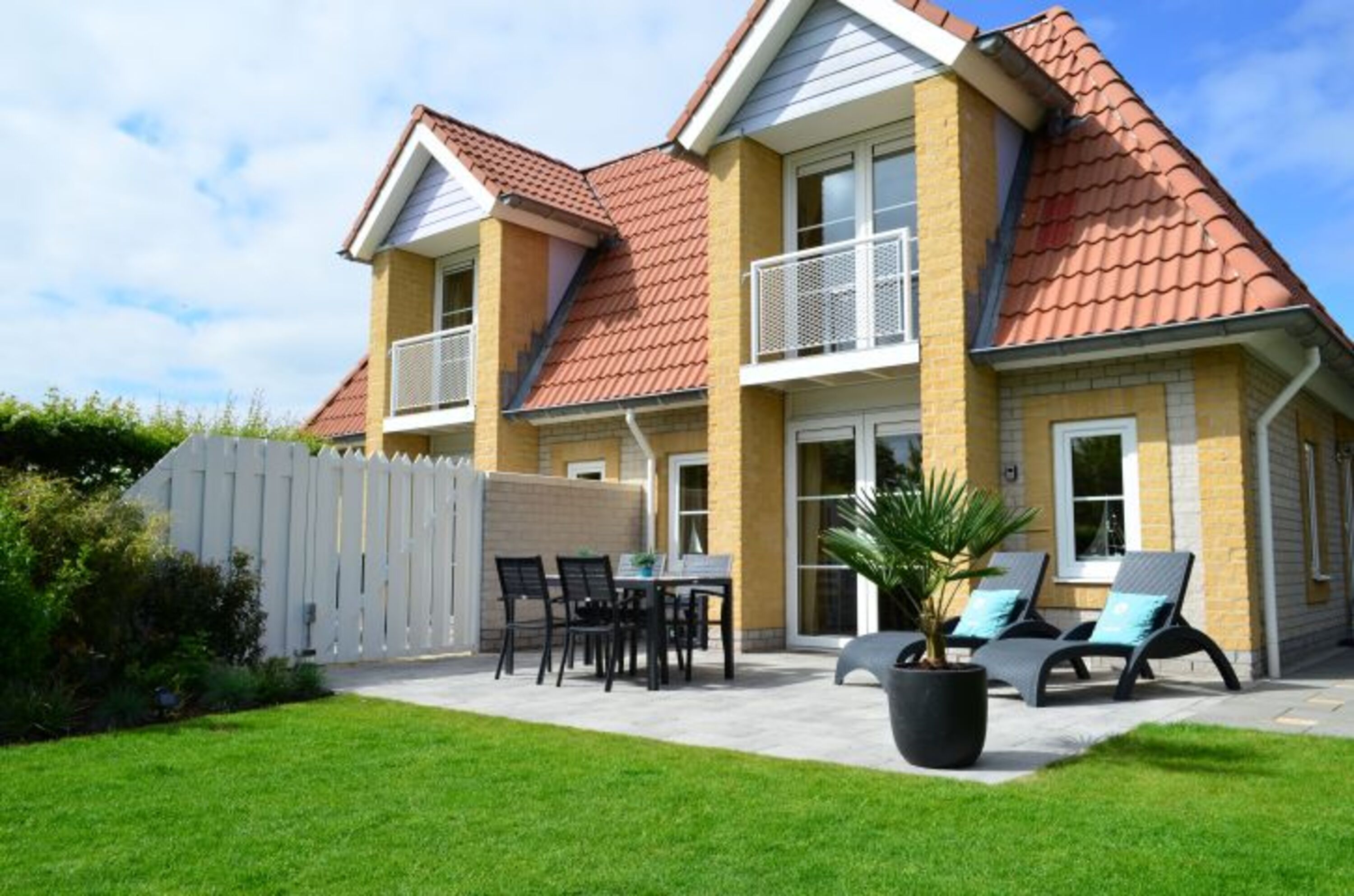 Große Südterrasse mit eingezäuntem Garten