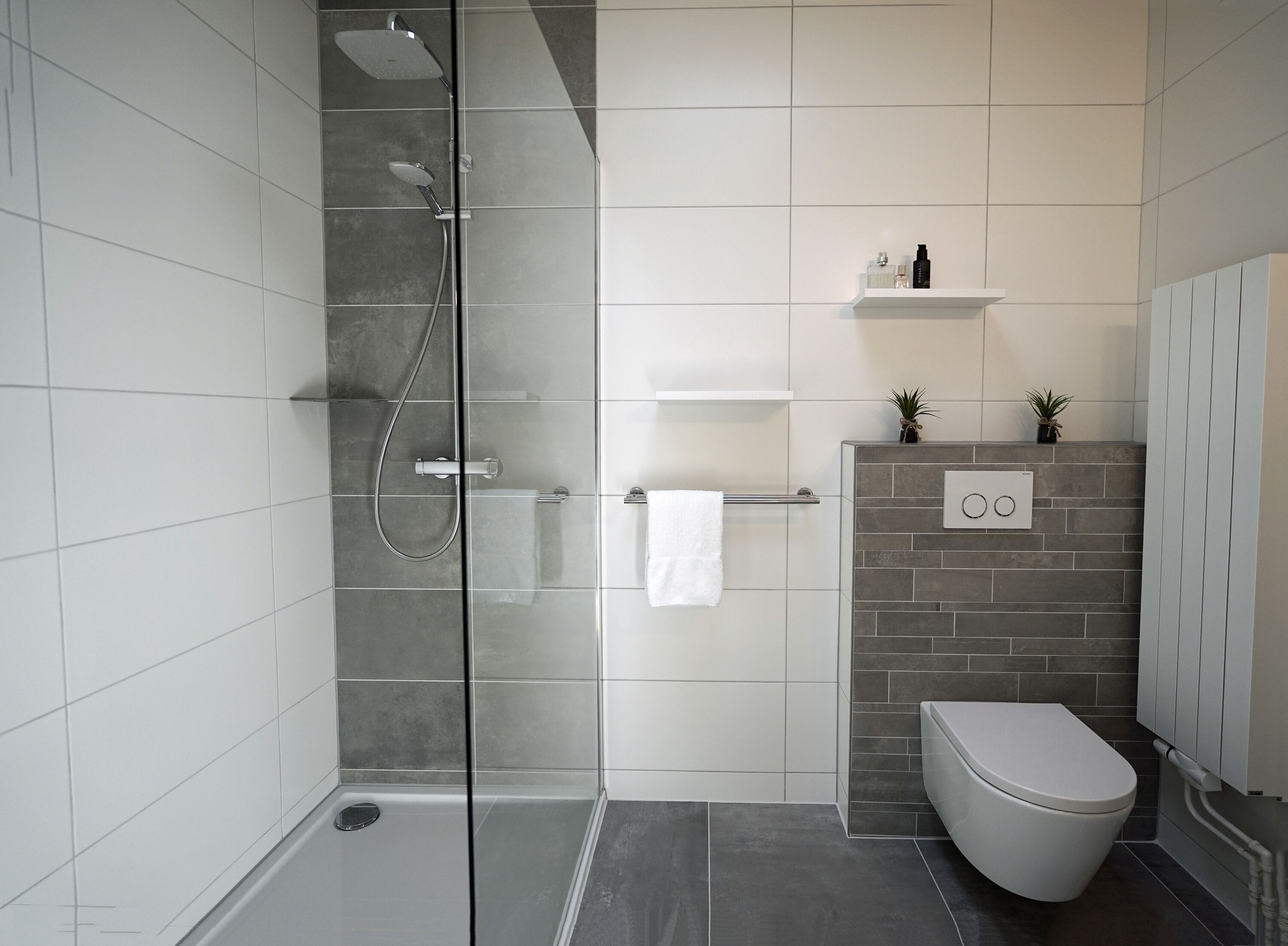 Modernes Bad mit ebenerdiger Dusche
