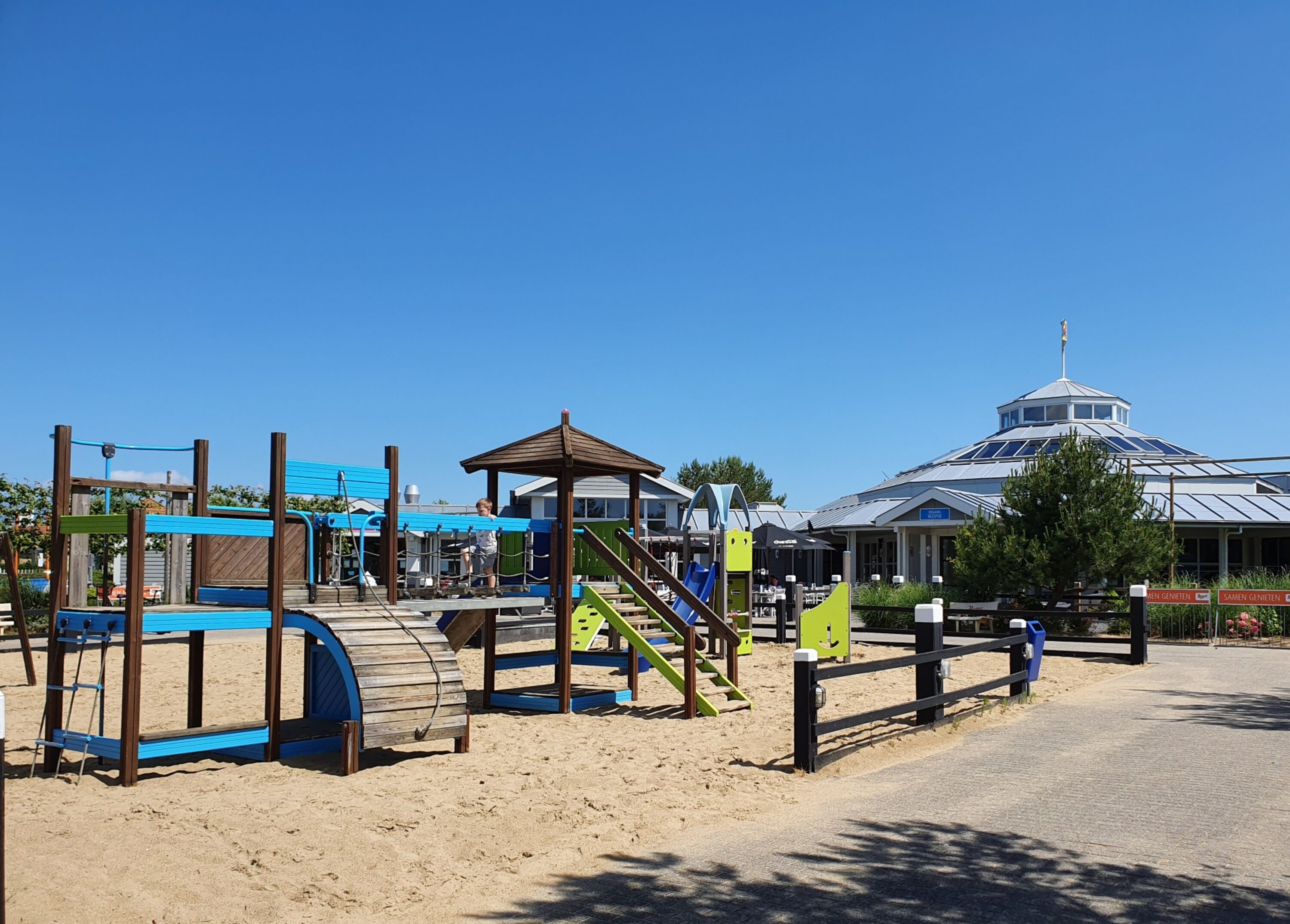 Während die Kinder spielen entspannen Sie auf der Terrasse des Restaurants - relaxen und genießen