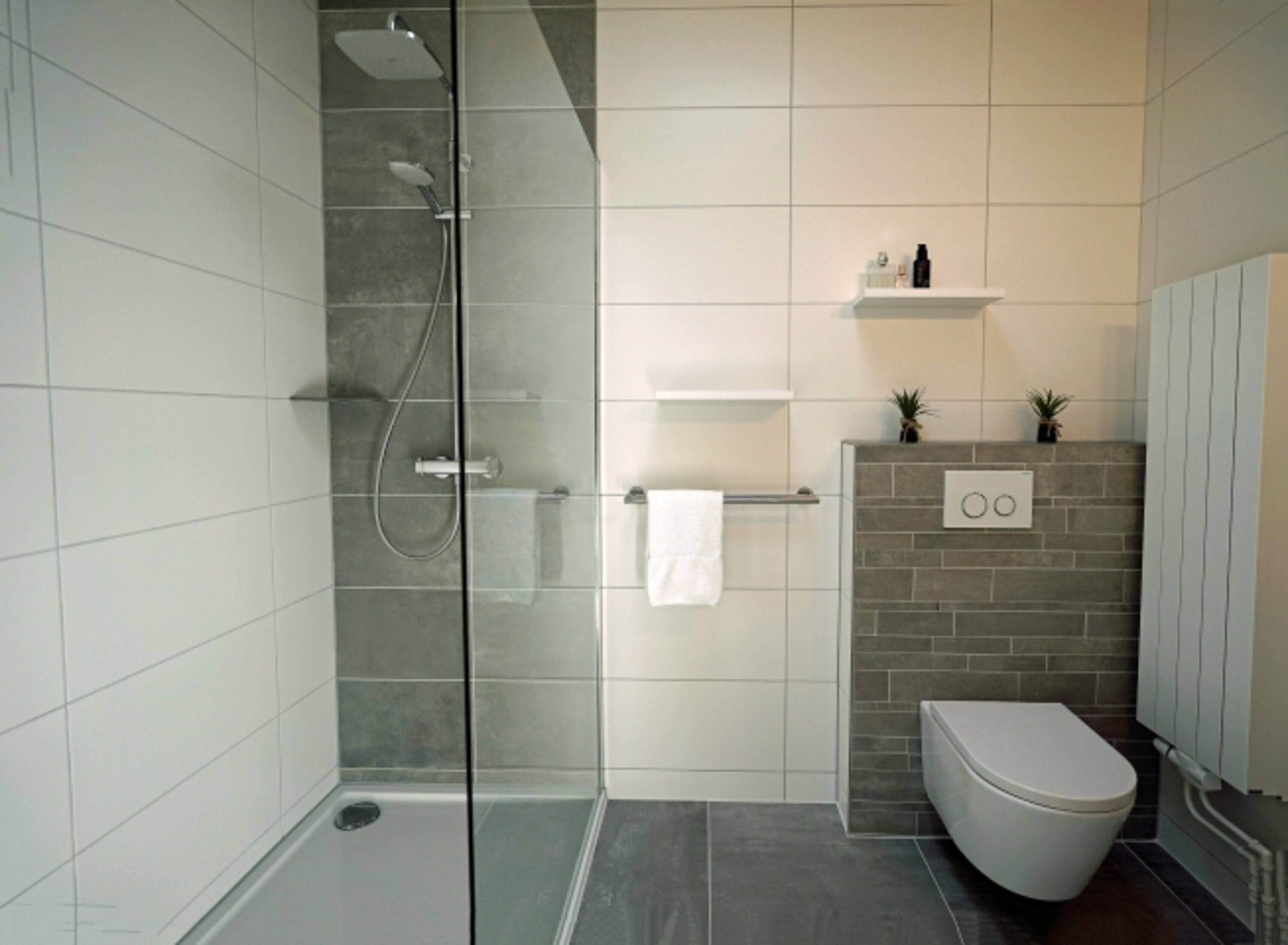 Modernes Bad mit ebenerdiger Dusche