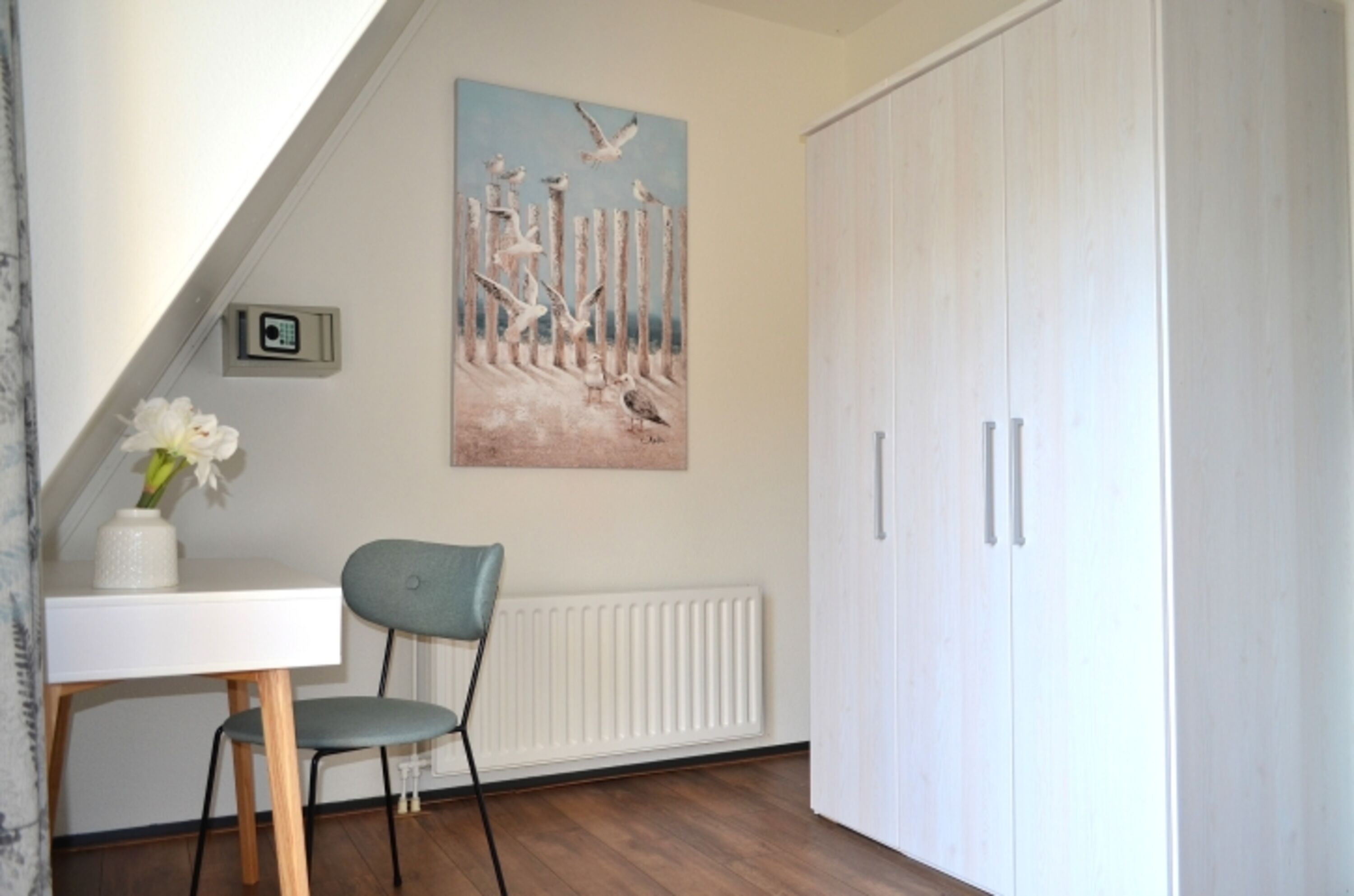 Schlafzimmer 1 mit Schreibtisch und geräumigem Kleiderschrank