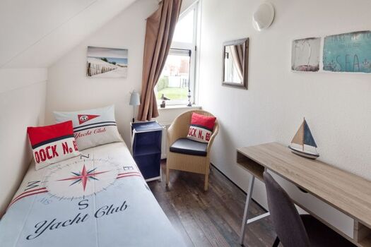 Schlafzimmer 3 mit einem bequemen Boxspringbett und Schreibtisch