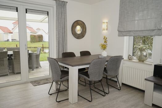 Essbereich mit Seeblick