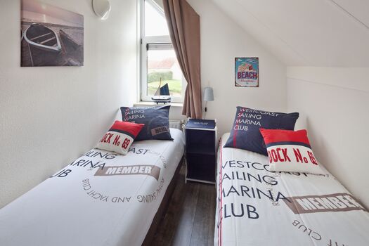 Schlafzimmer 2 mit zwei bequemen Boxspringbetten