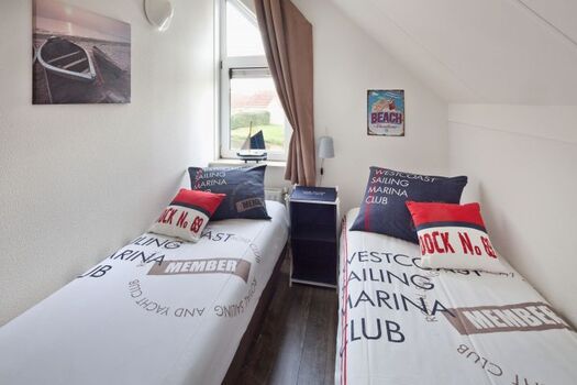 Schlafzimmer 2 mit zwei bequemen Boxspringbetten