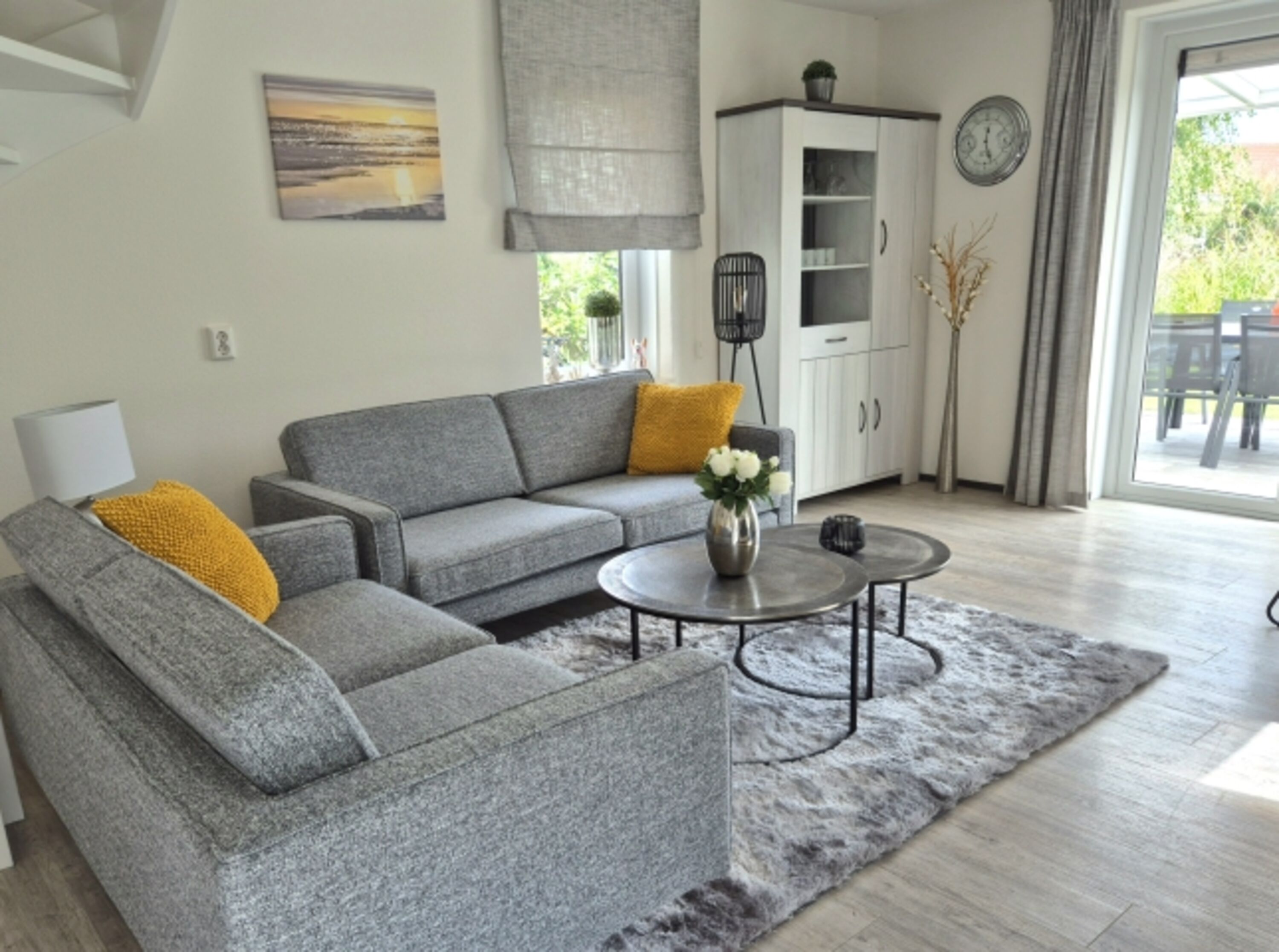Modernes Wohnzimmer mit bequemen Sofas