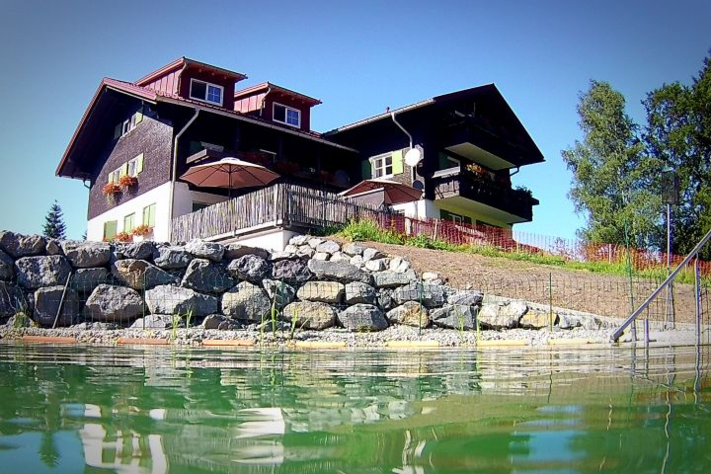 Das Haus aus dem Teich aus gesehen