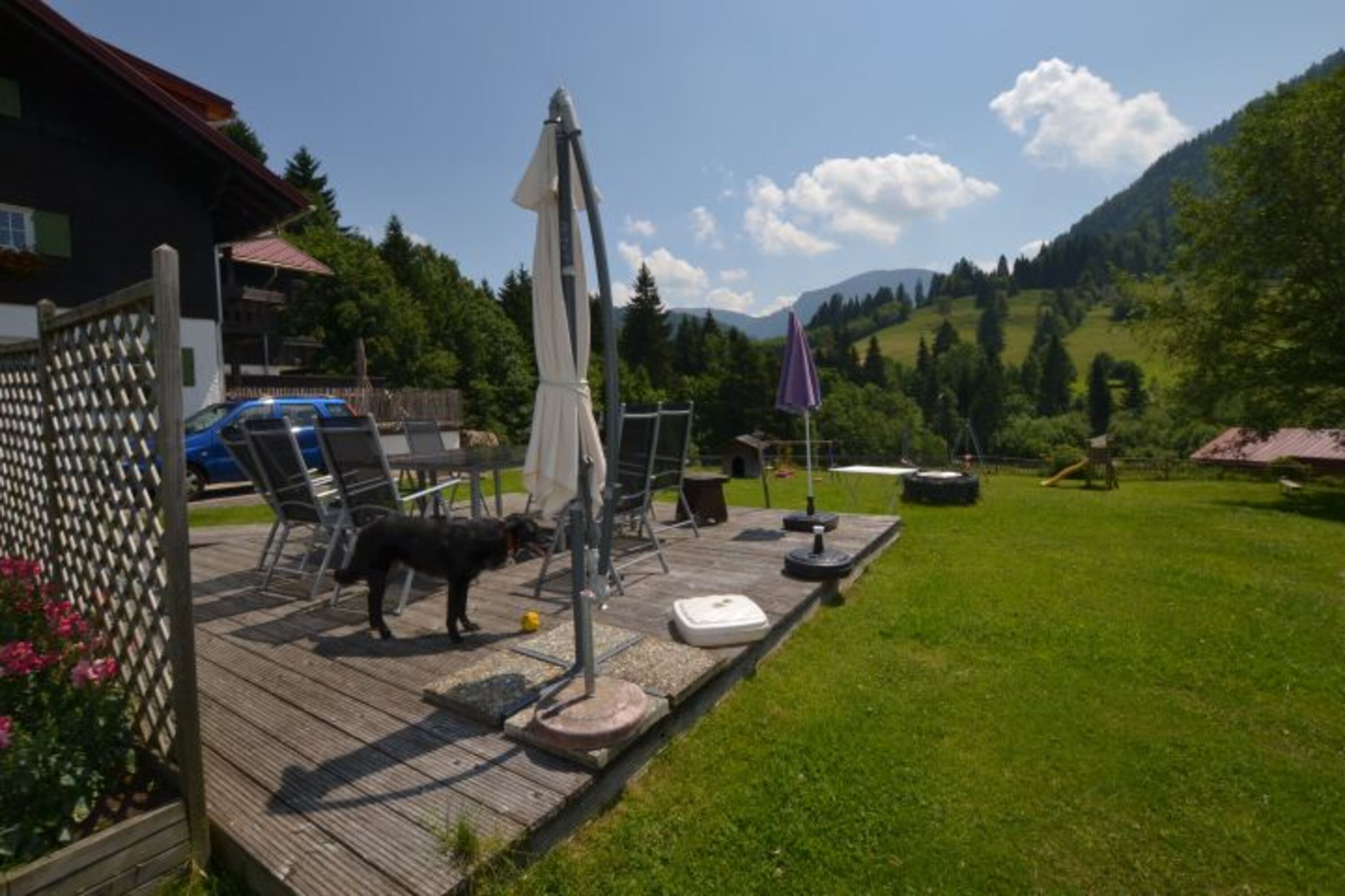 Gartenterrasse mit Steingrill