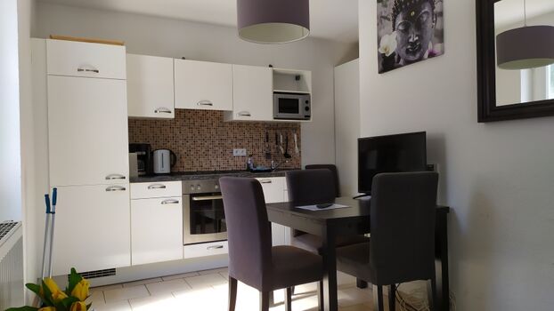 Esstisch und Küchenzeile