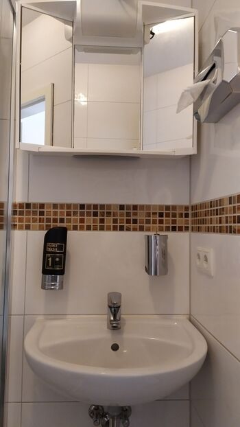 Bad mit WC, Dusche , Fön