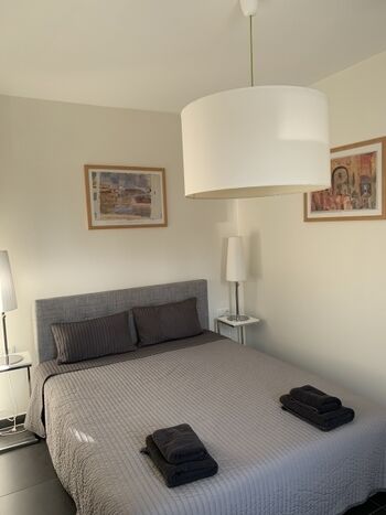 Schlafzimmer mit Boxspringbett