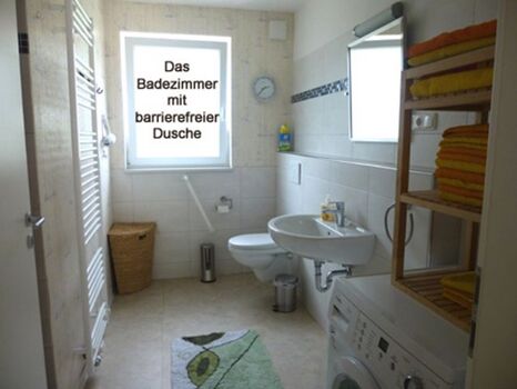 Das Badezimmer mit barrierefreier Dusche