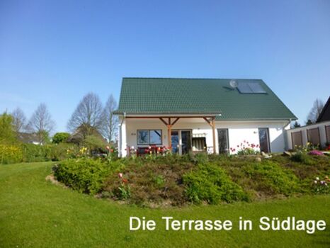 Die große überdachte Terrasse in Südlage lädt bei (fast) jedem Wetter zum Draußensein sein