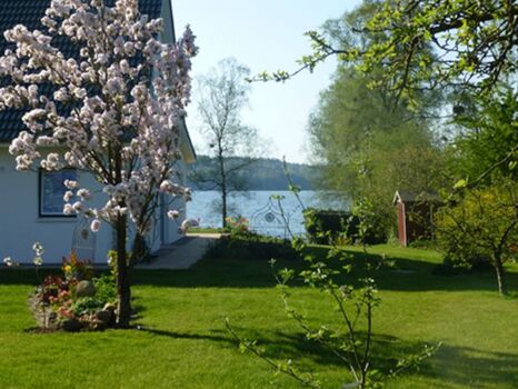 Ein erster Blick hinter die Kulissen - am Ende des Grundstücks wartet schon ihr ganz persönlicher Seezugang