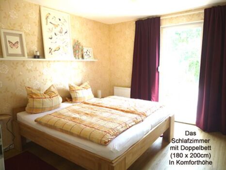 Das Schlafzimmer mit Ehebett in Komforthöhe