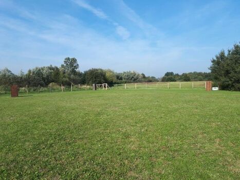 Ein Blick auf den eingezäunten Trainingsplatz