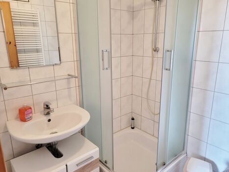 Bad mit Dusche und WC