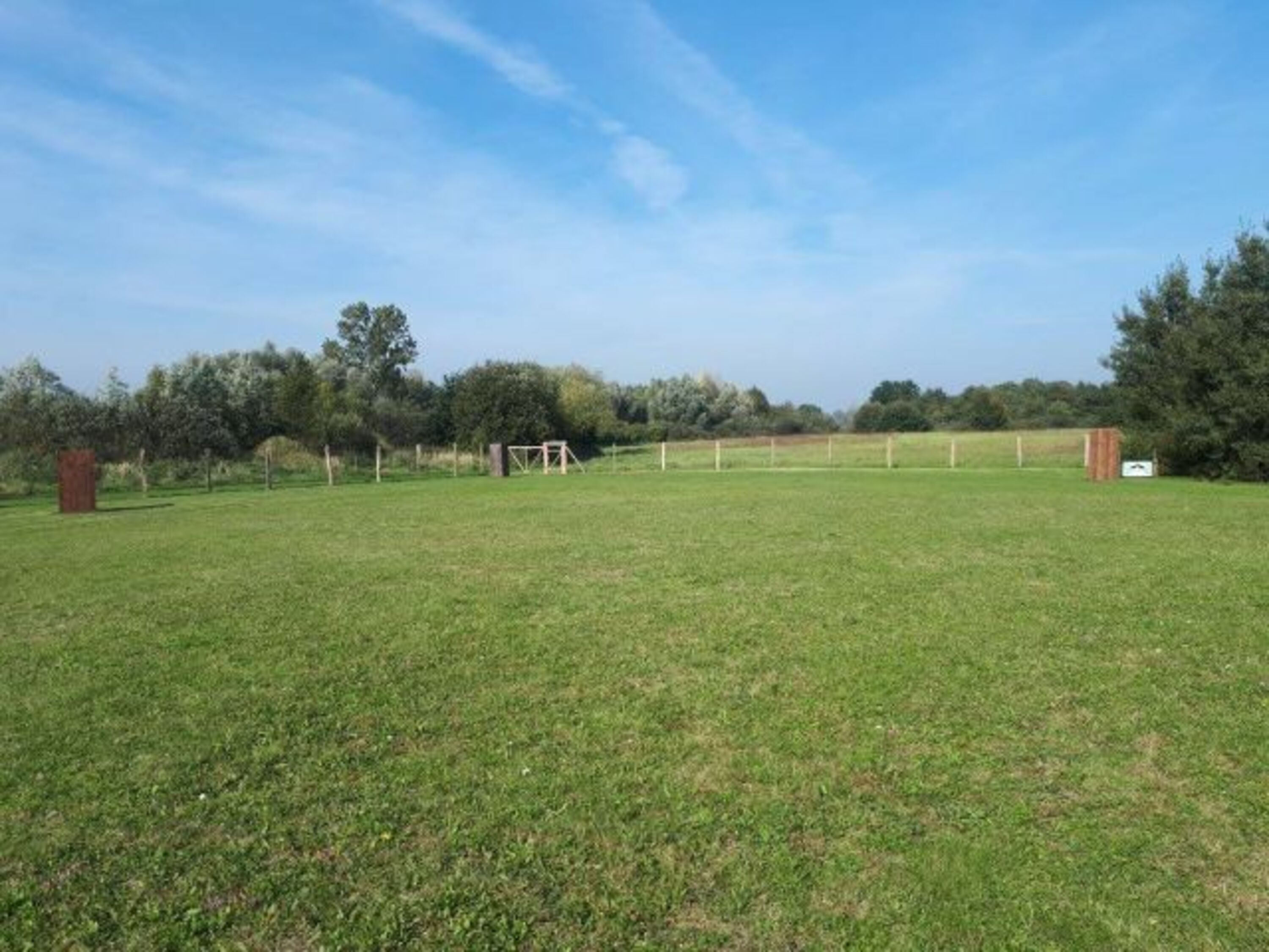 Ein Blick auf den eingezäunten Trainingsplatz
