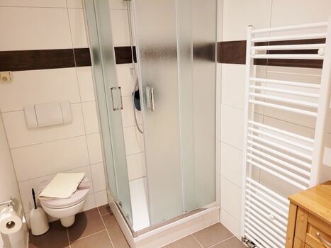 Bad mit Dusche und WC