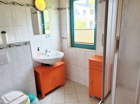 Bad mit Waschbecken und WC