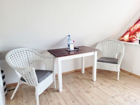 Sitzbereich Einzelzimmer mit Balkon