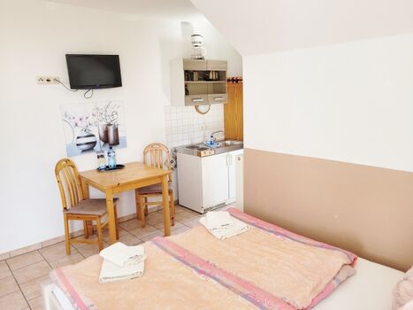 Sitzbereich Doppelzimmer 6 mit Balkon