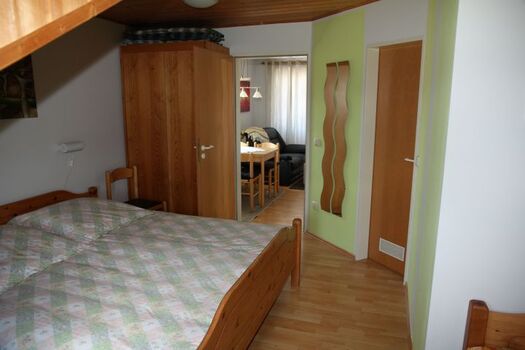 Schlafraum mit Übergang zum Wohnraum