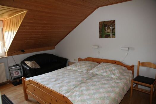 Doppelbett und Schlafcouch