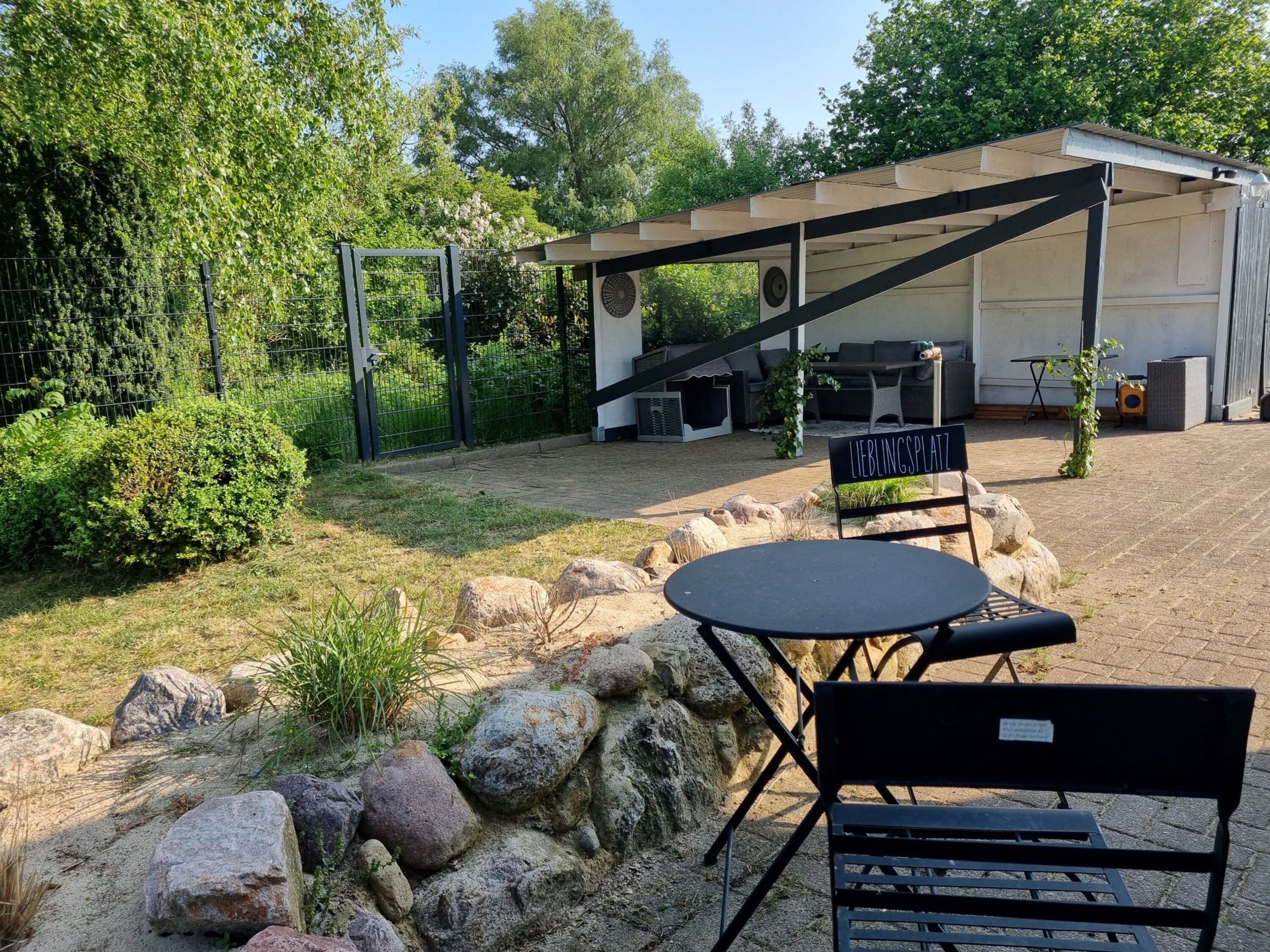 Blick auf die überdachte Terrasse