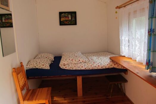 kleines Schlafzimmer mit Doppelbett (ca.7qm groß)-Eingang direkt von der Terrasse. Perfekt im Sommer