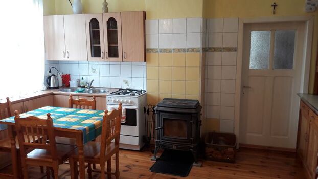 Küche/Wohnzimmer mit dem kleinen Kamin-man sieht die Tür zum Schlafzimmer