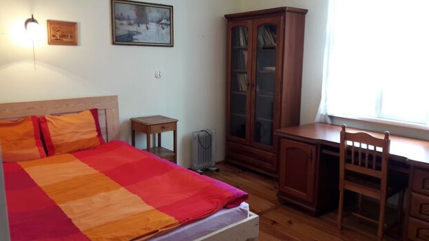 Schlafzimmer mit Doppelbett