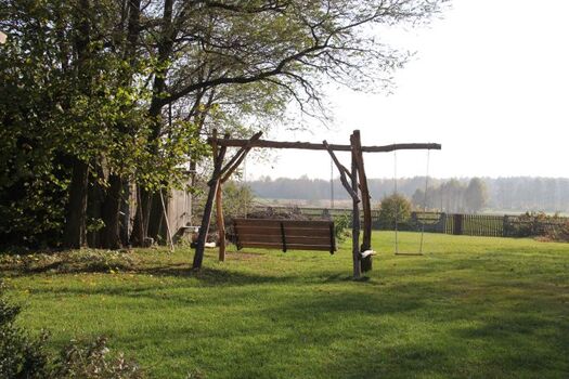 Die Schaukel im Garten und freier Blick auf die Felder
