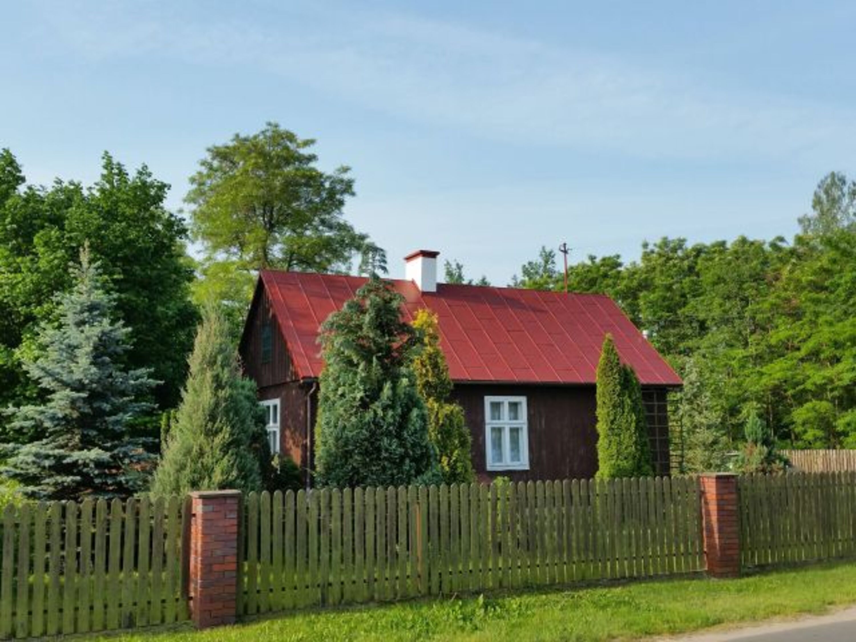 Hausansicht von der kleinen Dorfstrasse aus