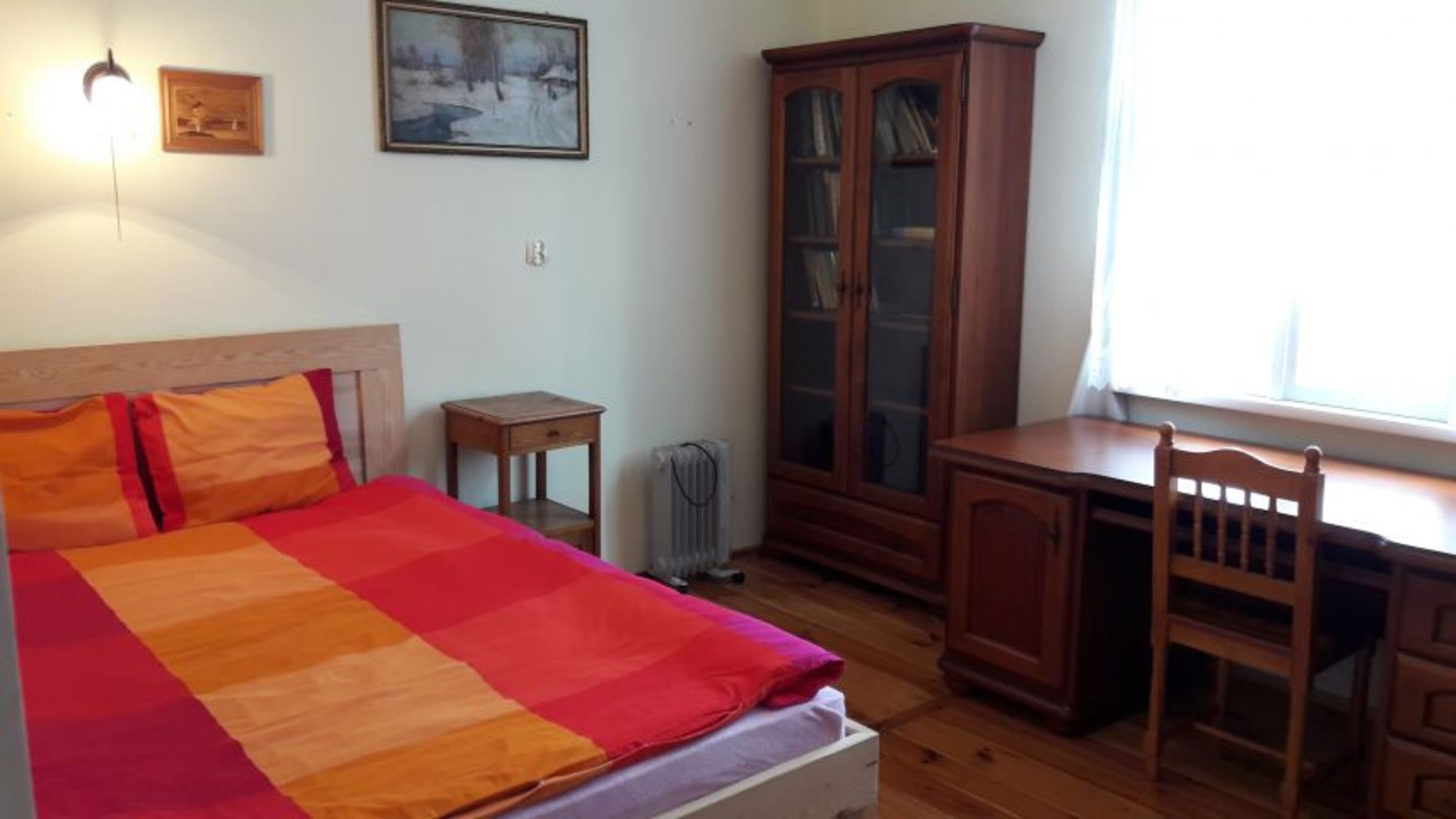 Schlafzimmer mit Doppelbett
