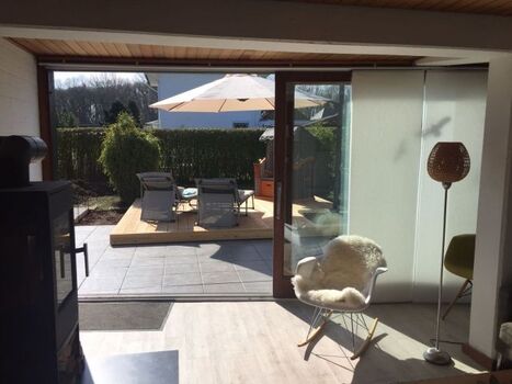 Blick vom Wohnzimmer auf die Terrasse